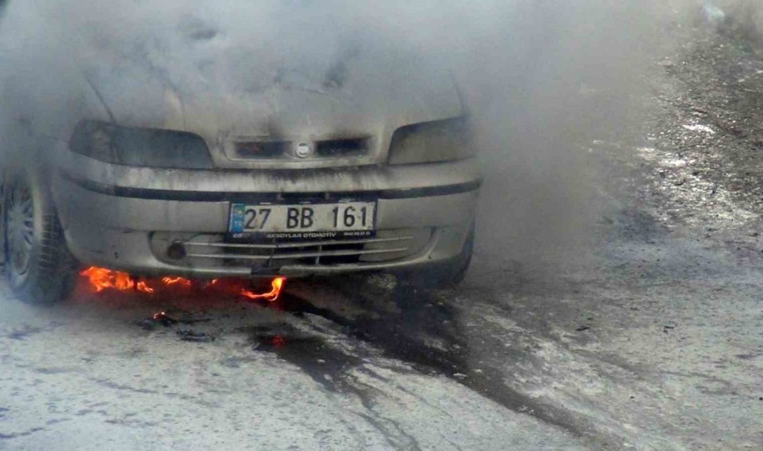 Kars’ta park halinde bulunan bir otomobilde çıkan yangın itfaiye ekiplerinin