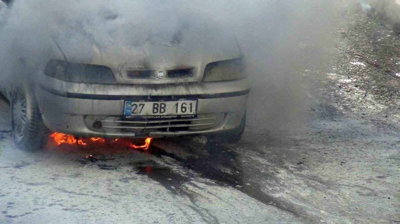 Kars’ta park halinde bulunan bir otomobilde çıkan yangın itfaiye ekiplerinin