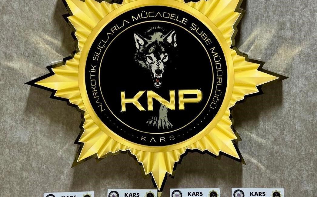 Kars’ta polis durumunda şüphelenilen bir araca operasyon düzenledi. Düzenlenen operasyonda