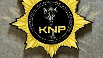 Kars’ta polis durumunda şüphelenilen bir araca operasyon düzenledi. Düzenlenen operasyonda