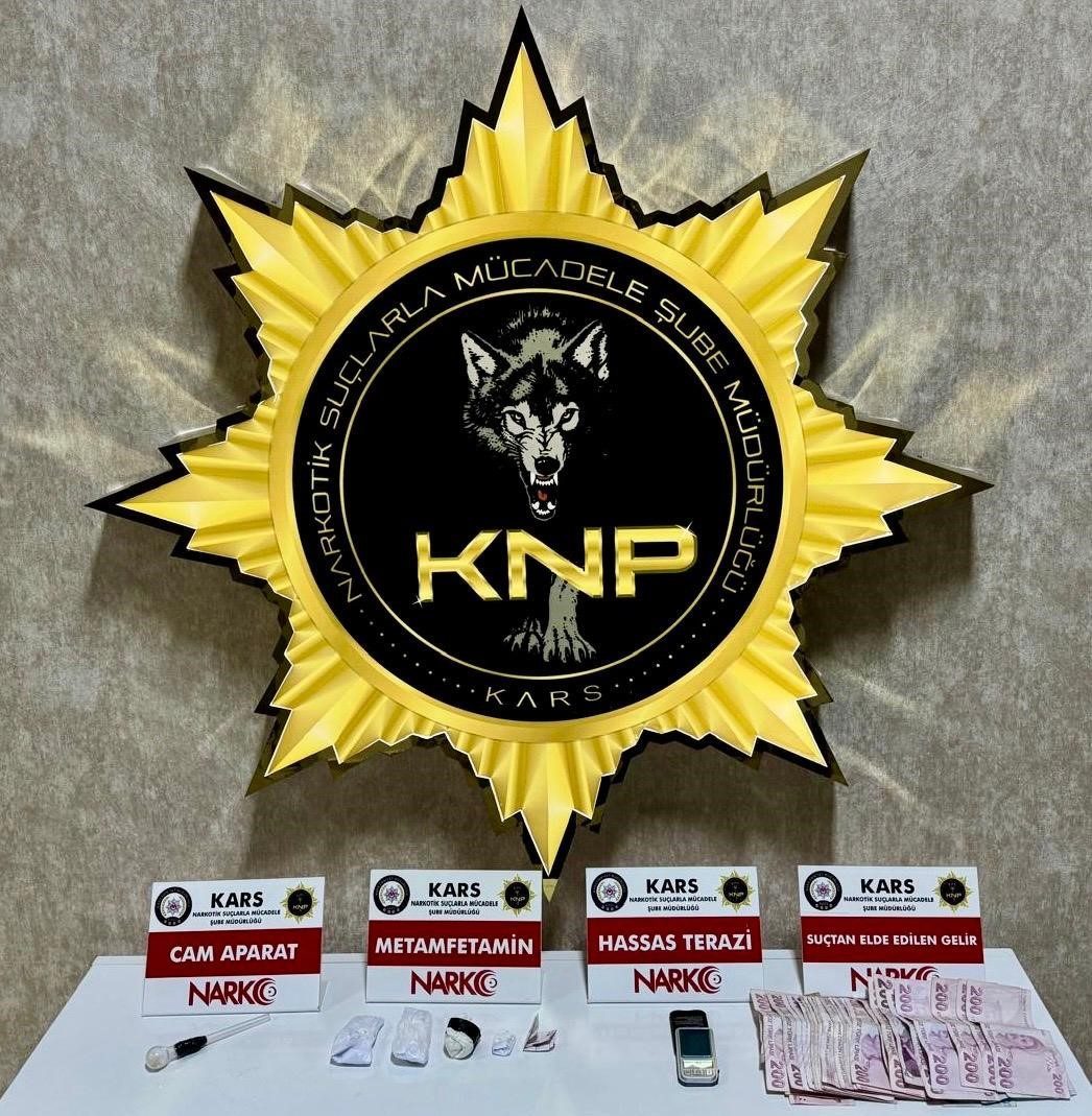 Kars’ta polis durumunda şüphelenilen bir araca operasyon düzenledi. Düzenlenen operasyonda