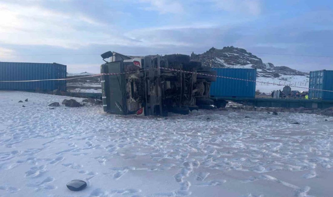 Kars’ta hemzemin geçitte yolun karşısına geçmeye çalışan kamyona yük treninin