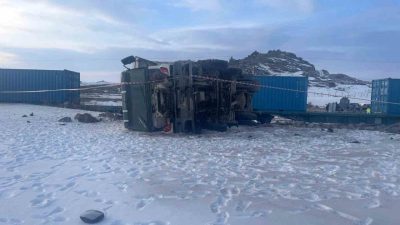 Kars’ta hemzemin geçitte yolun karşısına geçmeye çalışan kamyona yük treninin