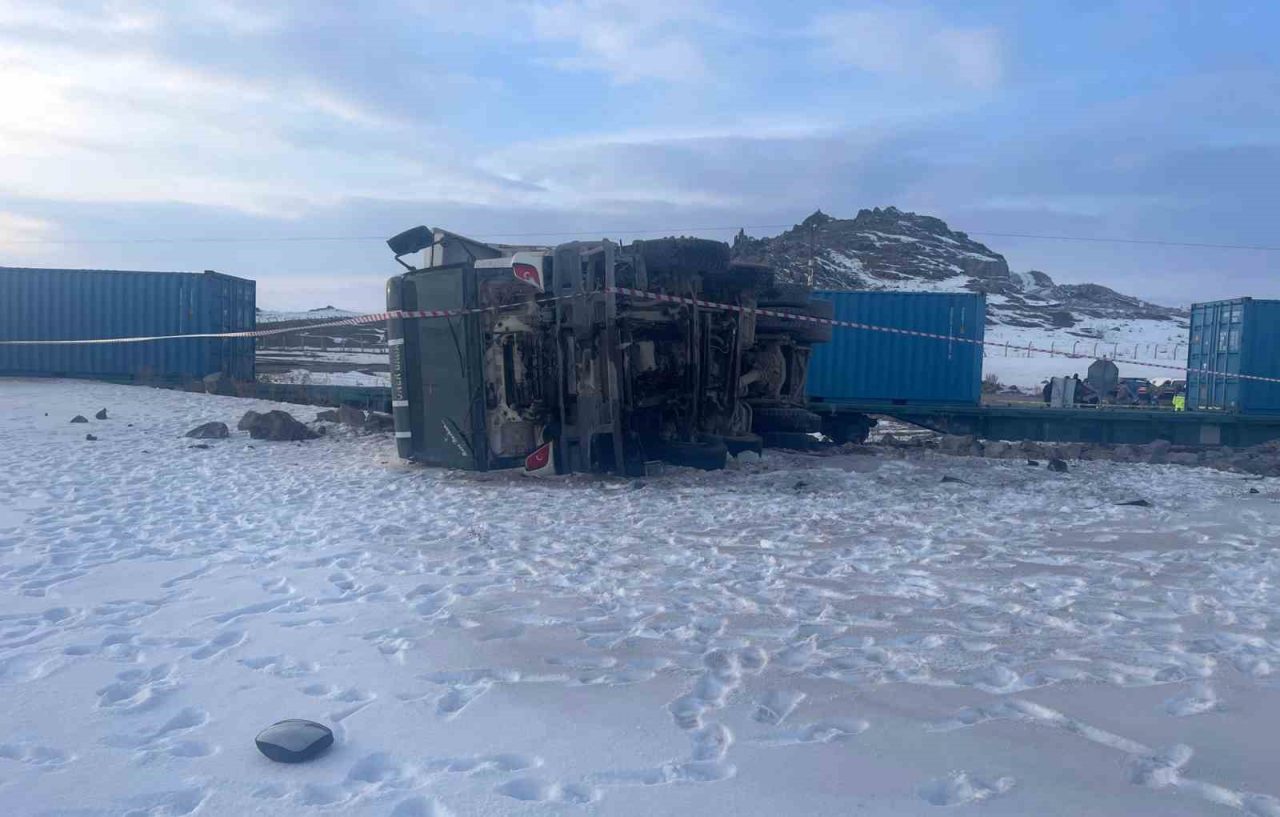 Kars’ta hemzemin geçitte yolun karşısına geçmeye çalışan kamyona yük treninin