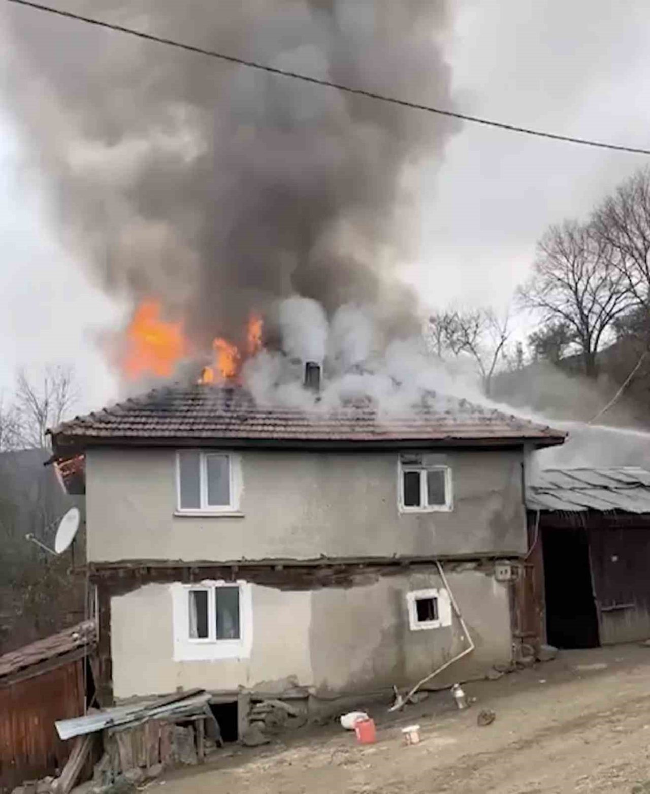 Kastamonu’nun Taşköprü ilçesinde alevlere teslim olan 2 katlı ev kullanılamaz