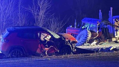 Kastamonu’nun Taşköprü ilçesinde odun yüklü traktör ile cipin çarpıştığı kazada