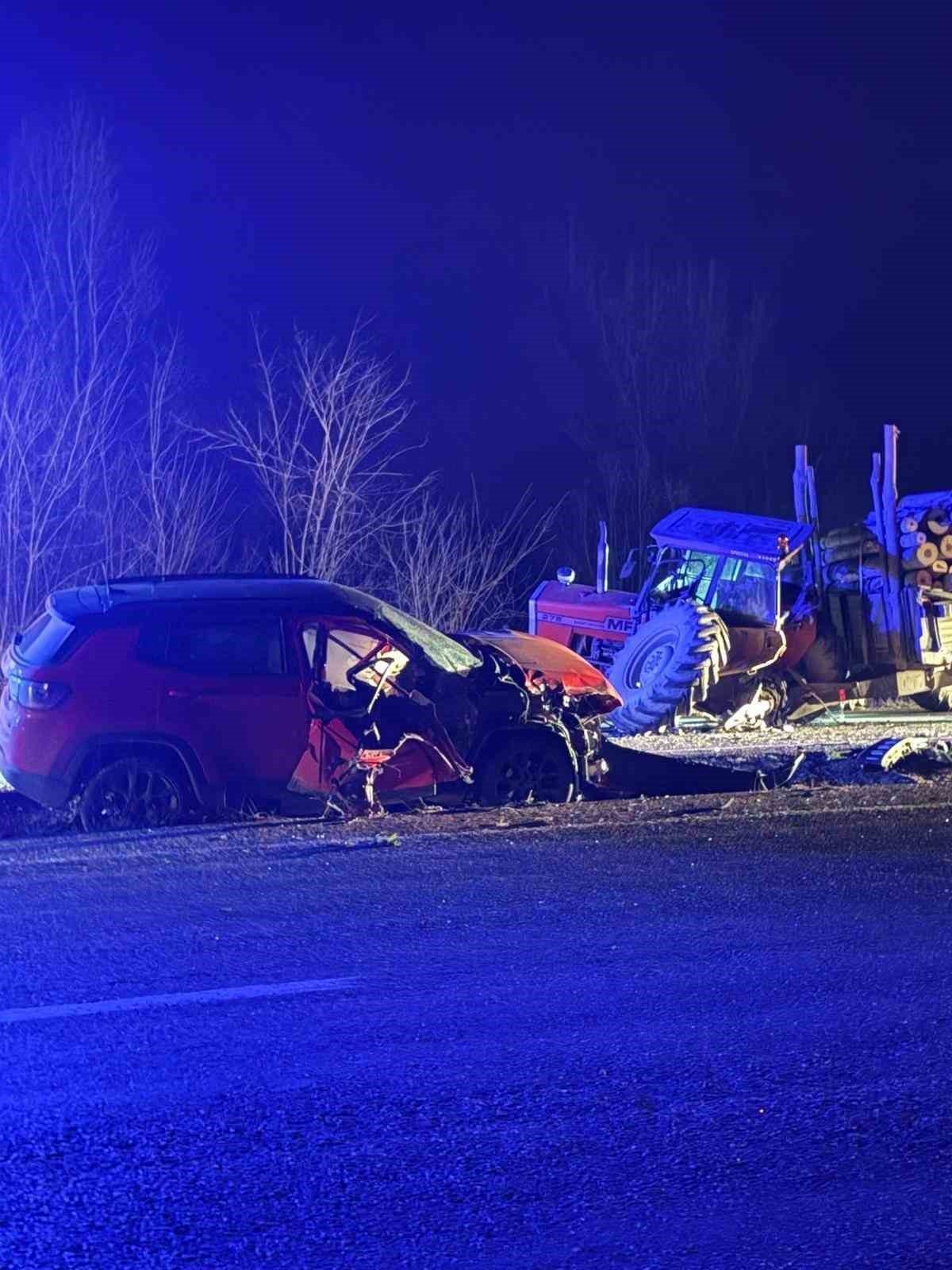 Kastamonu’nun Taşköprü ilçesinde odun yüklü traktör ile cipin çarpıştığı kazada