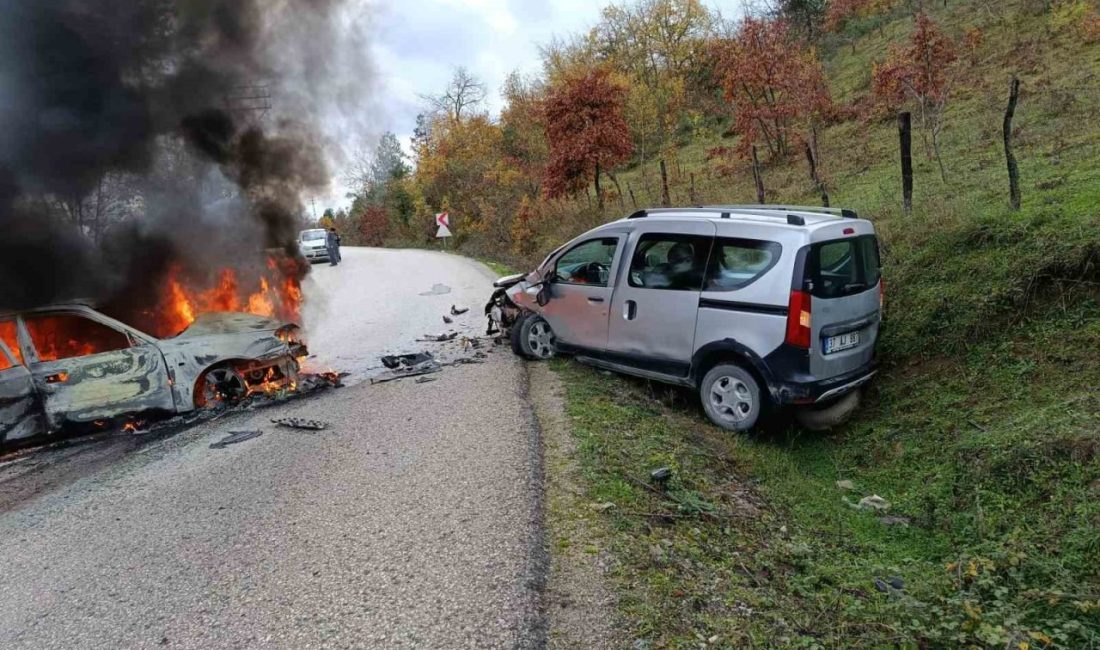 Kastamonu’nun Çatalzeytin ilçesinde hafif ticari araç ile otomobilin çarpıştığı kazada