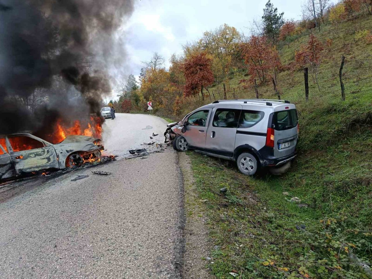 Kastamonu’nun Çatalzeytin ilçesinde hafif ticari araç ile otomobilin çarpıştığı kazada