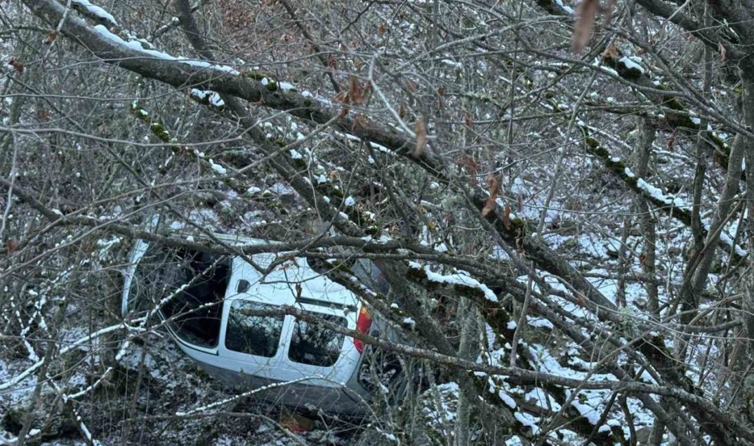 Kastamonu’nun Hanönü ilçesinde buzlanan yoldan çıkarak yaklaşık 20 metrelik şarampole
