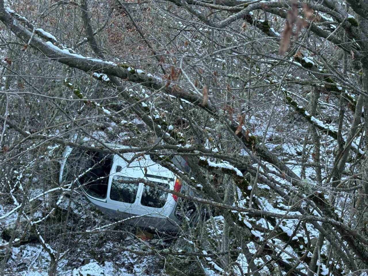 Kastamonu’nun Hanönü ilçesinde buzlanan yoldan çıkarak yaklaşık 20 metrelik şarampole