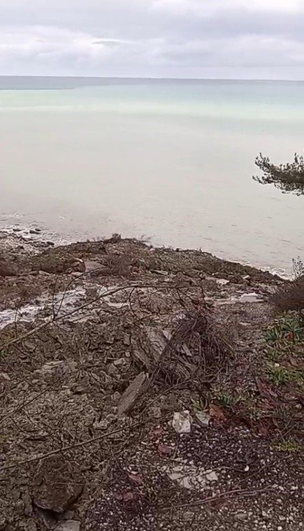 Kastamonu’da yağış sonrası meydana gelen heyelan sebebiyle İnebolu-Doğanyurt-Cide kara yolu