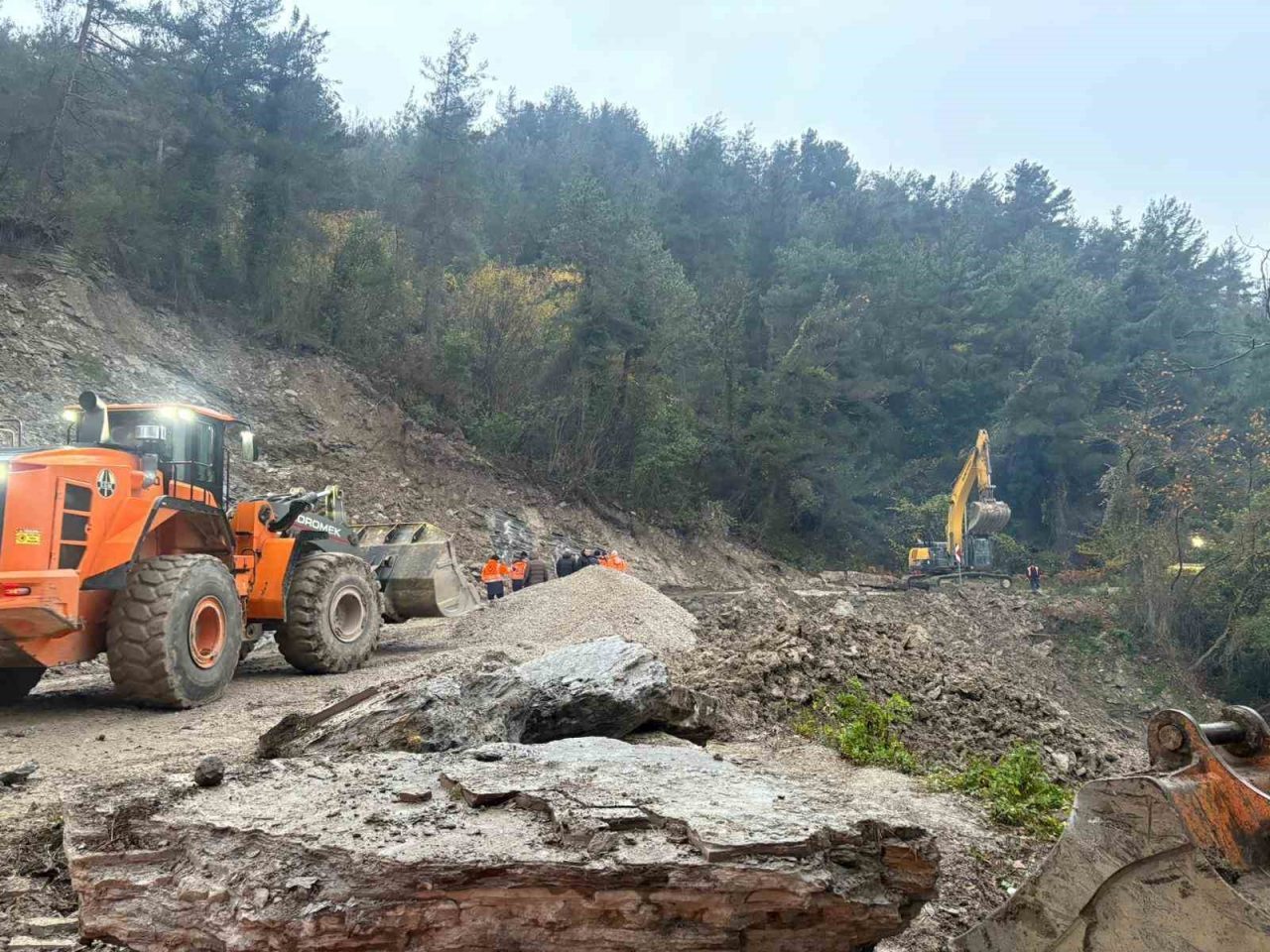 Kastamonu’da heyelan sebebiyle kapanan İnebolu-Doğanyurt-Cide karayolu, ekiplerin çalışmasıyla ulaşıma açıldı.