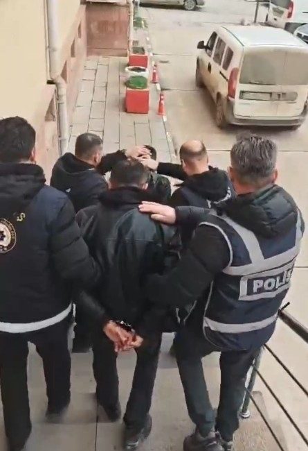 Kastamonu’da bir iş yerini kurşunladıkları gerekçesiyle gözaltına alınan 3 şüpheliden