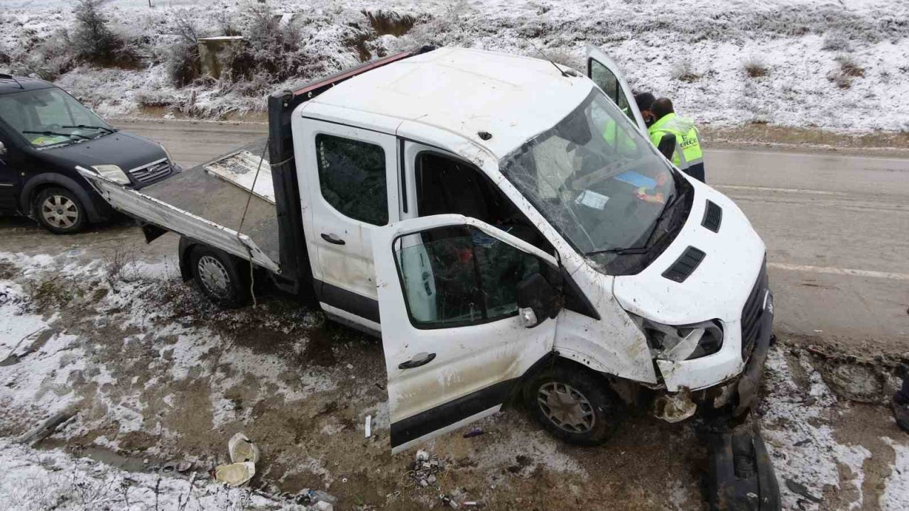 Kastamonu’da işçileri taşıyan kamyonetin kar yağışı sebebiyle kayması sonucu şarampole