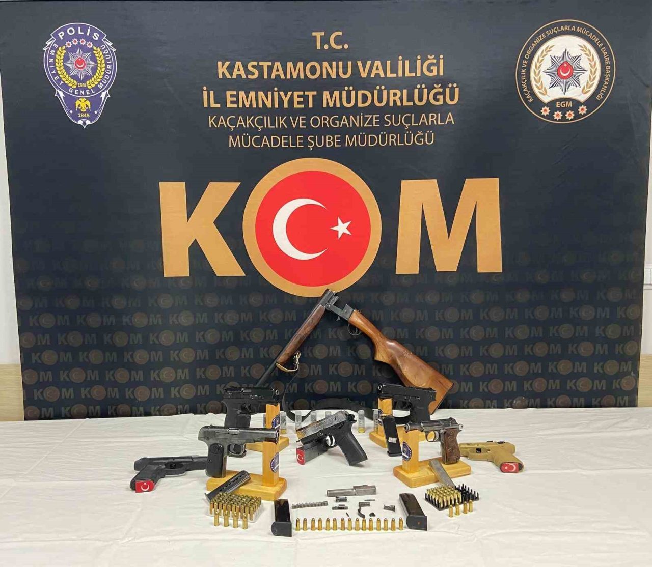 Kastamonu’da polis ekipleri tarafından düzenlenen kaçak silah operasyonunda gözaltına alınan