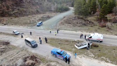 Kastamonu’da otomobille çarpışan kamyonet, şarampolde ters döndü. Kazada 1 kişi