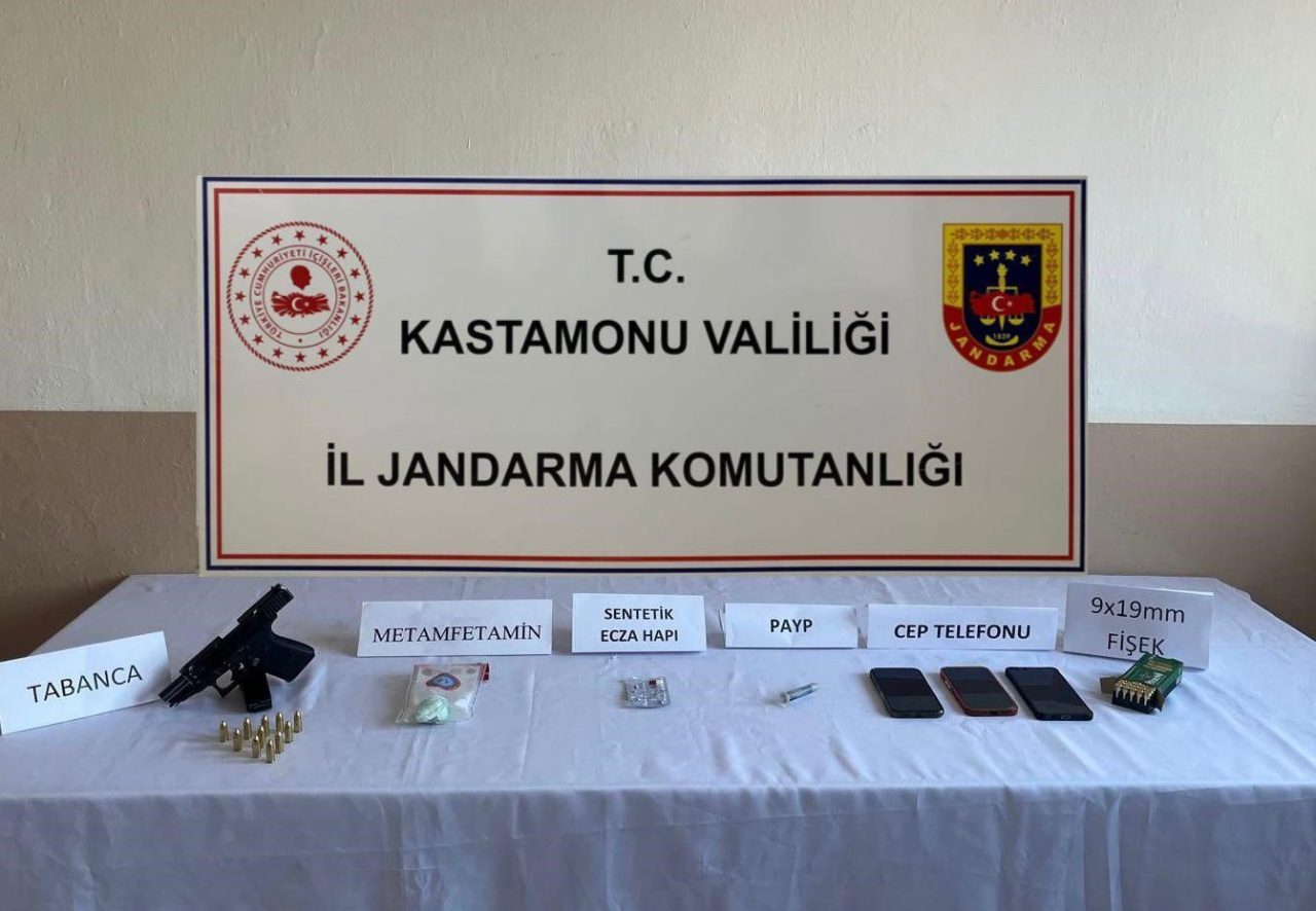 Kastamonu’da polis ekipleri tarafından gerçekleştirilen uyuşturucu operasyonda gözaltına alınan şüphelilerden
