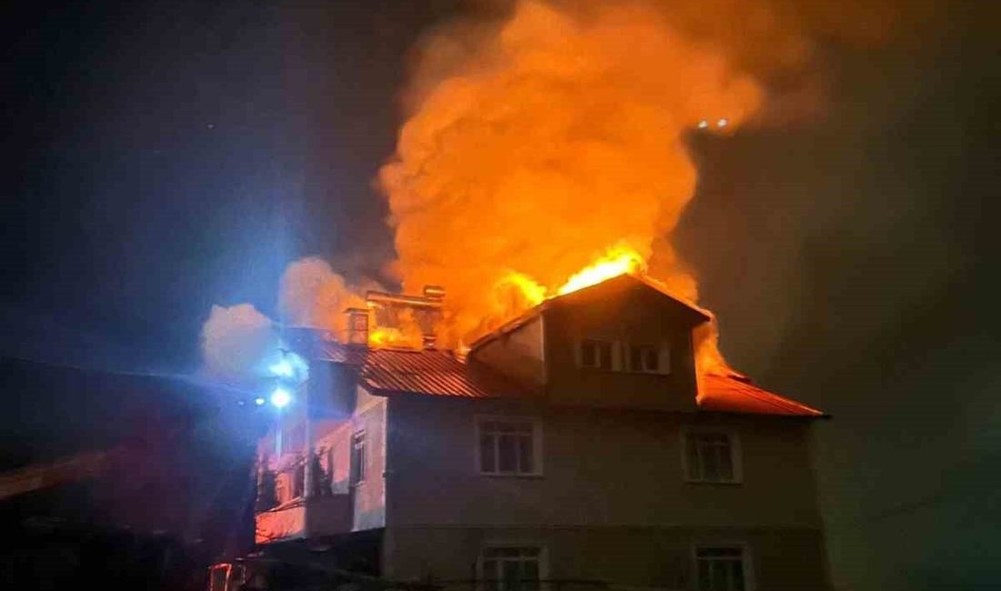 Kastamonu’nun Azdavay ilçesinde çıkan yangında bir evin çatısı kullanılamaz hale