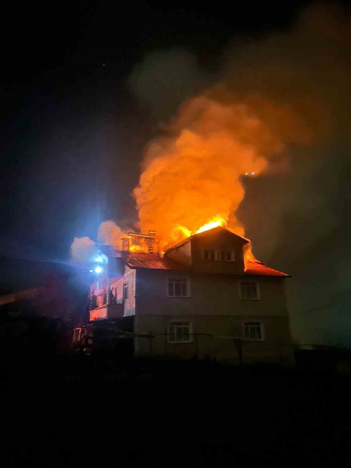 Kastamonu’nun Azdavay ilçesinde çıkan yangında bir evin çatısı kullanılamaz hale