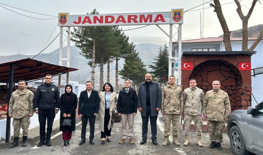 Kemaliye Kaymakamı Emirhan Arıkan, İlçe Jandarma Karakol Komutanlığını ziyaret ederek