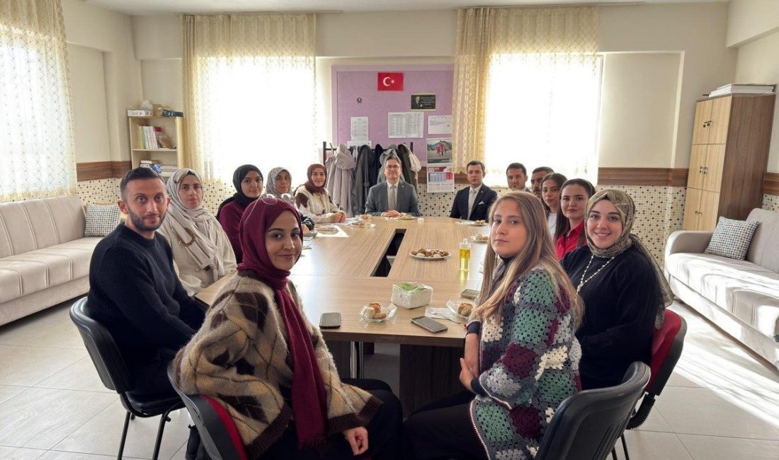 Kemaliye Kaymakamı Emirhan Arıkan, köy ziyaretleri programı kapsamında Topkapı köyünü