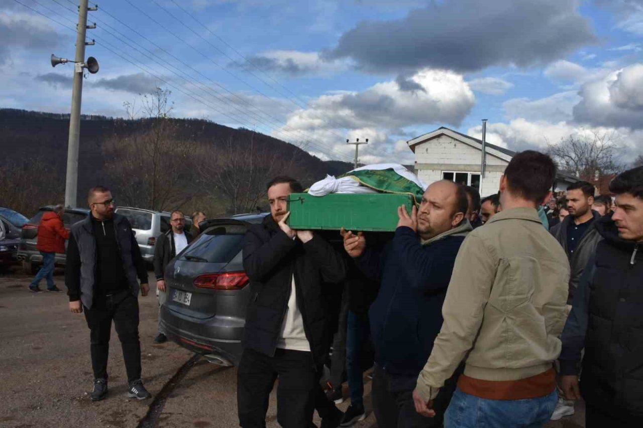 Sakarya’nın Hendek ilçesinde meydana gelen trafik kazasında ağır yaralanan ve