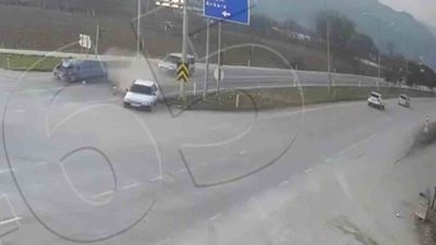 Amasya’da kırmızı ışıkta bekleyen otomobile ardından hızla gelen otomobil çarptı.
