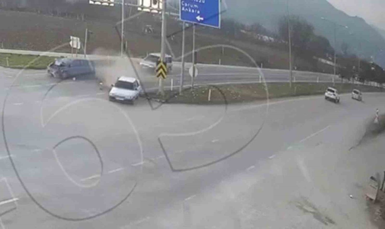 Amasya’da kırmızı ışıkta bekleyen otomobile ardından hızla gelen otomobil çarptı.