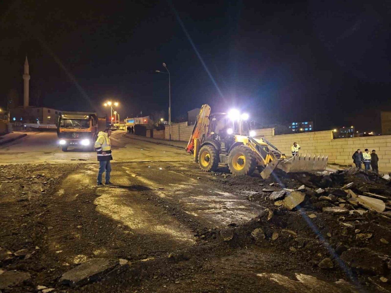 Bayburt’taki kışla çeşmesi rampasında asfalt yenileme çalışmaları başlatıldı. Fen İşleri