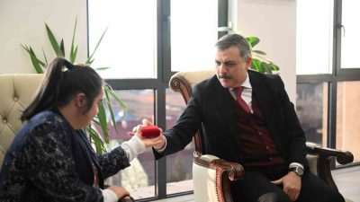 Erzurum Valisi Mustafa Çiftçi, down sendromlu Kısmet Pala’yı ziyaret ederek