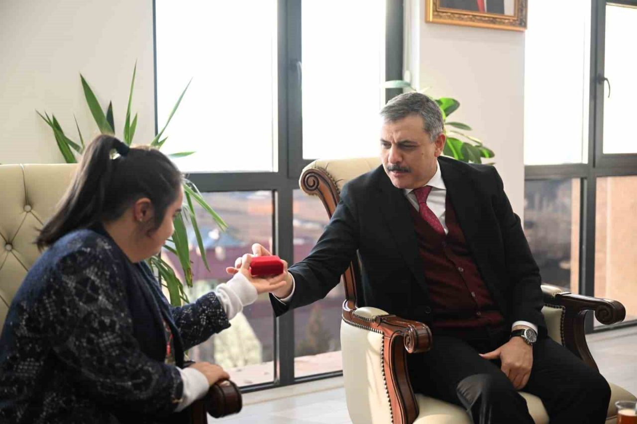 Erzurum Valisi Mustafa Çiftçi, down sendromlu Kısmet Pala’yı ziyaret ederek