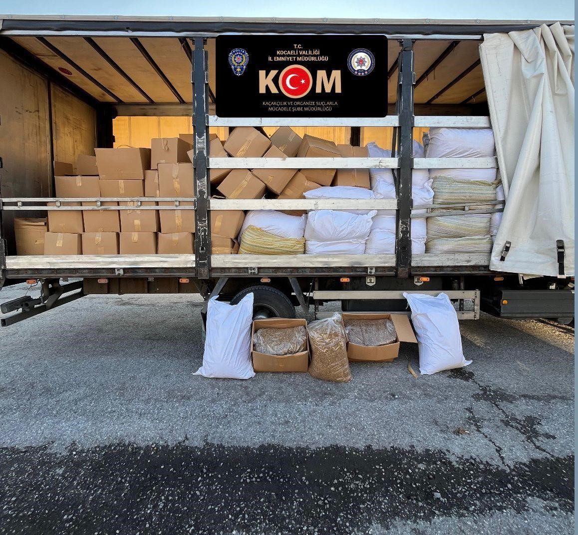 Kocaeli’de yaklaşan yılbaşı öncesi denetimlerini sıkılaştıran polis ekipleri tarafından düzenlenen