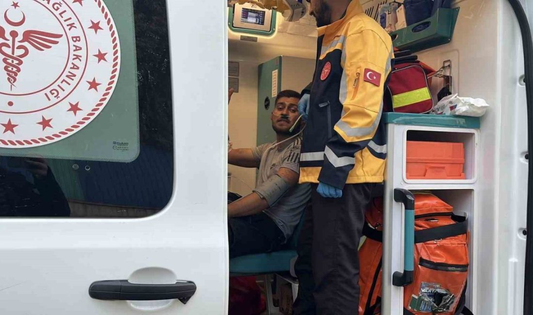 Kocaeli’nin Darıca ilçesinde 3 katlı bir binanın çatısında çıkan yangında,