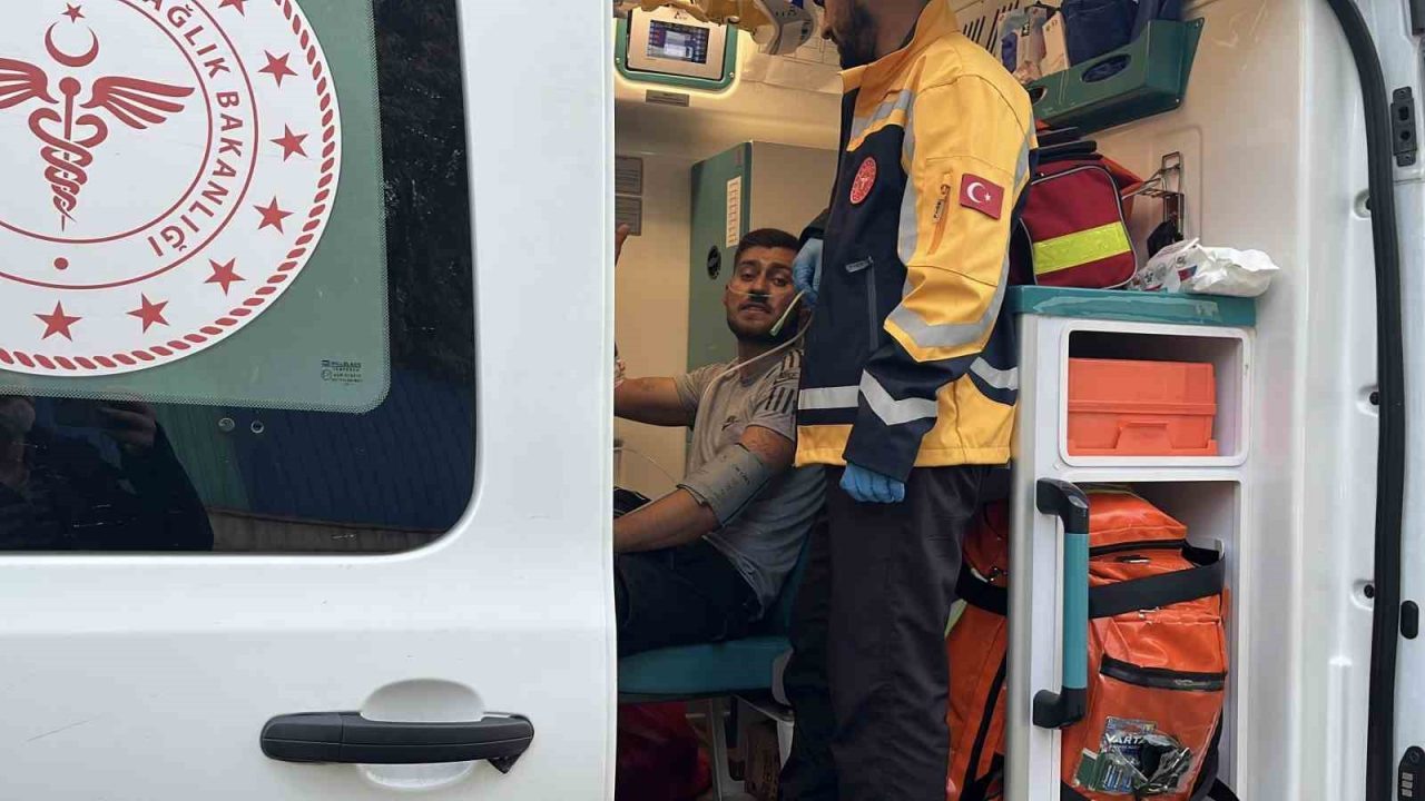 Kocaeli’nin Darıca ilçesinde 3 katlı bir binanın çatısında çıkan yangında,