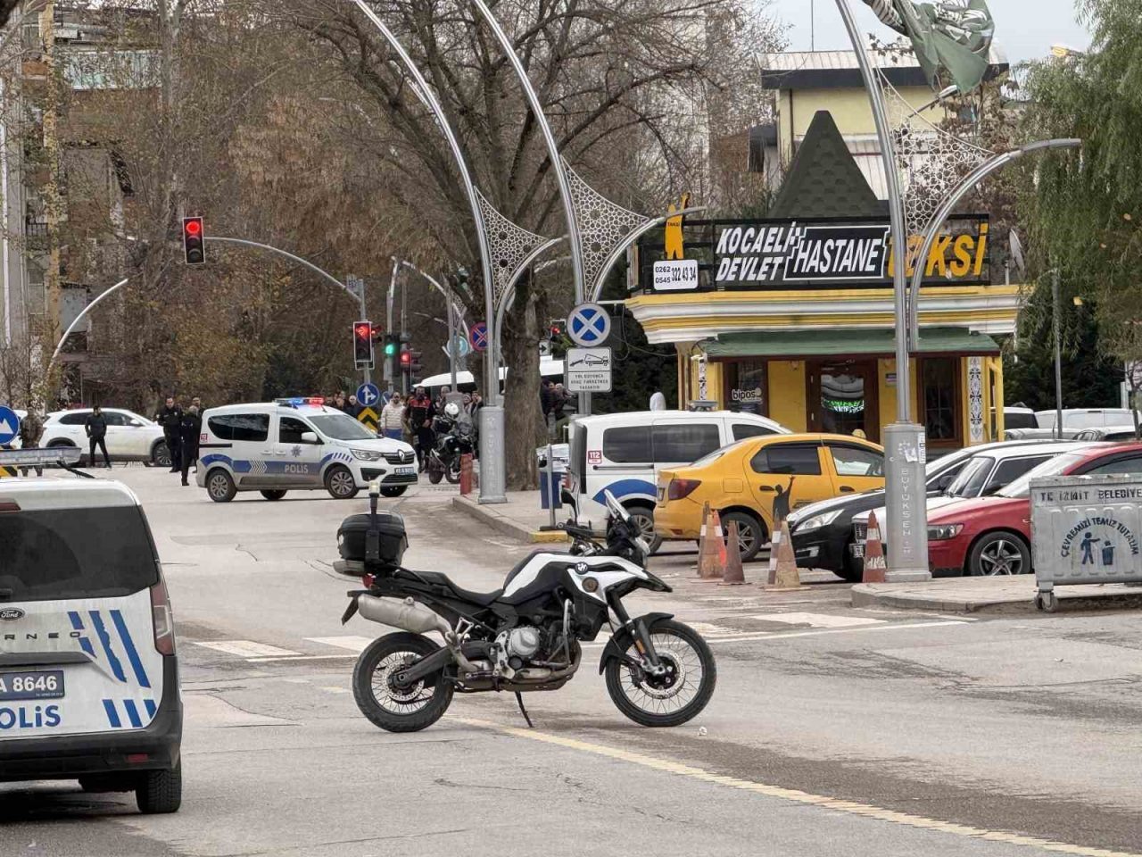 Kocaeli’nin İzmit ilçesinde taksi durağına giren ve elinde tabanca ile