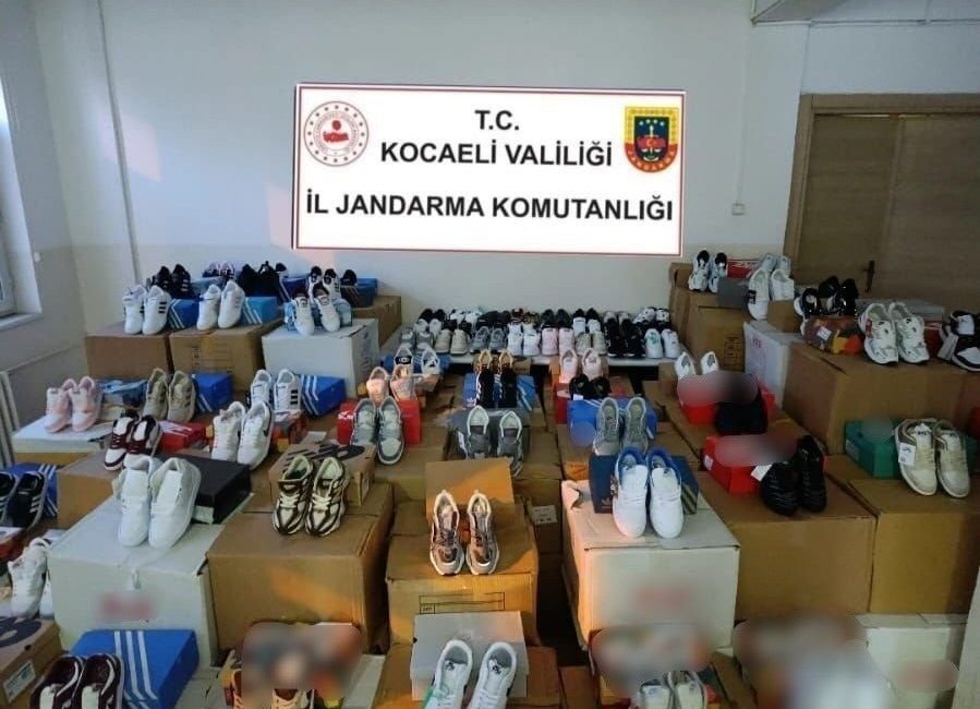 Kocaeli’nin Kartepe ilçesinde ünlü markalara ait bin 50 çift sahte