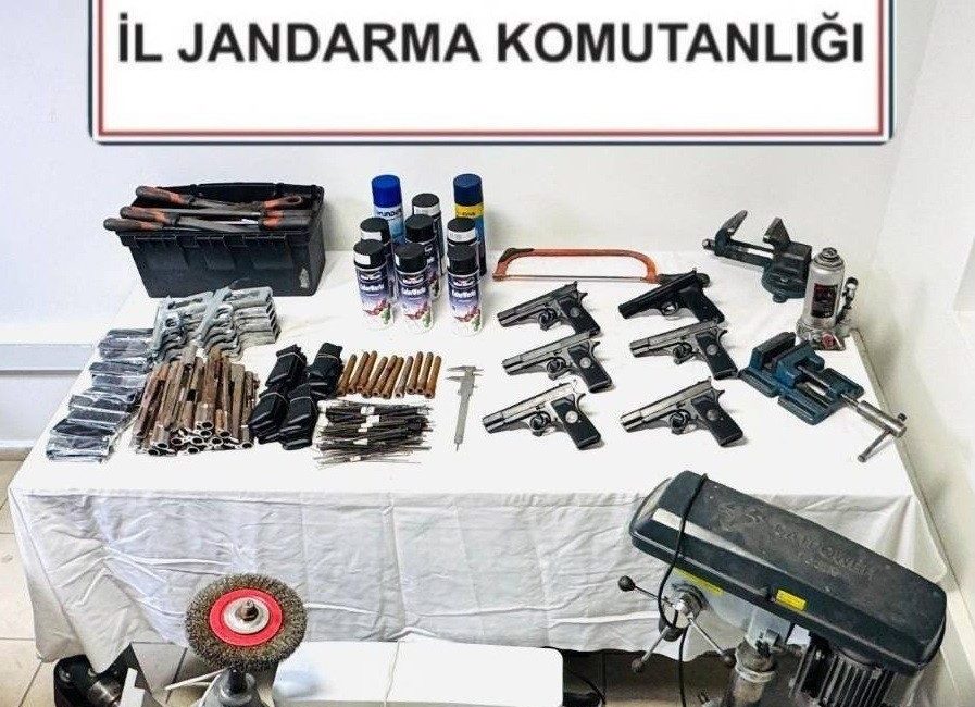 Kocaeli’nin Kartepe ilçesinde jandarma ekiplerince bir eve düzenlenen operasyonda, ruhsatsız