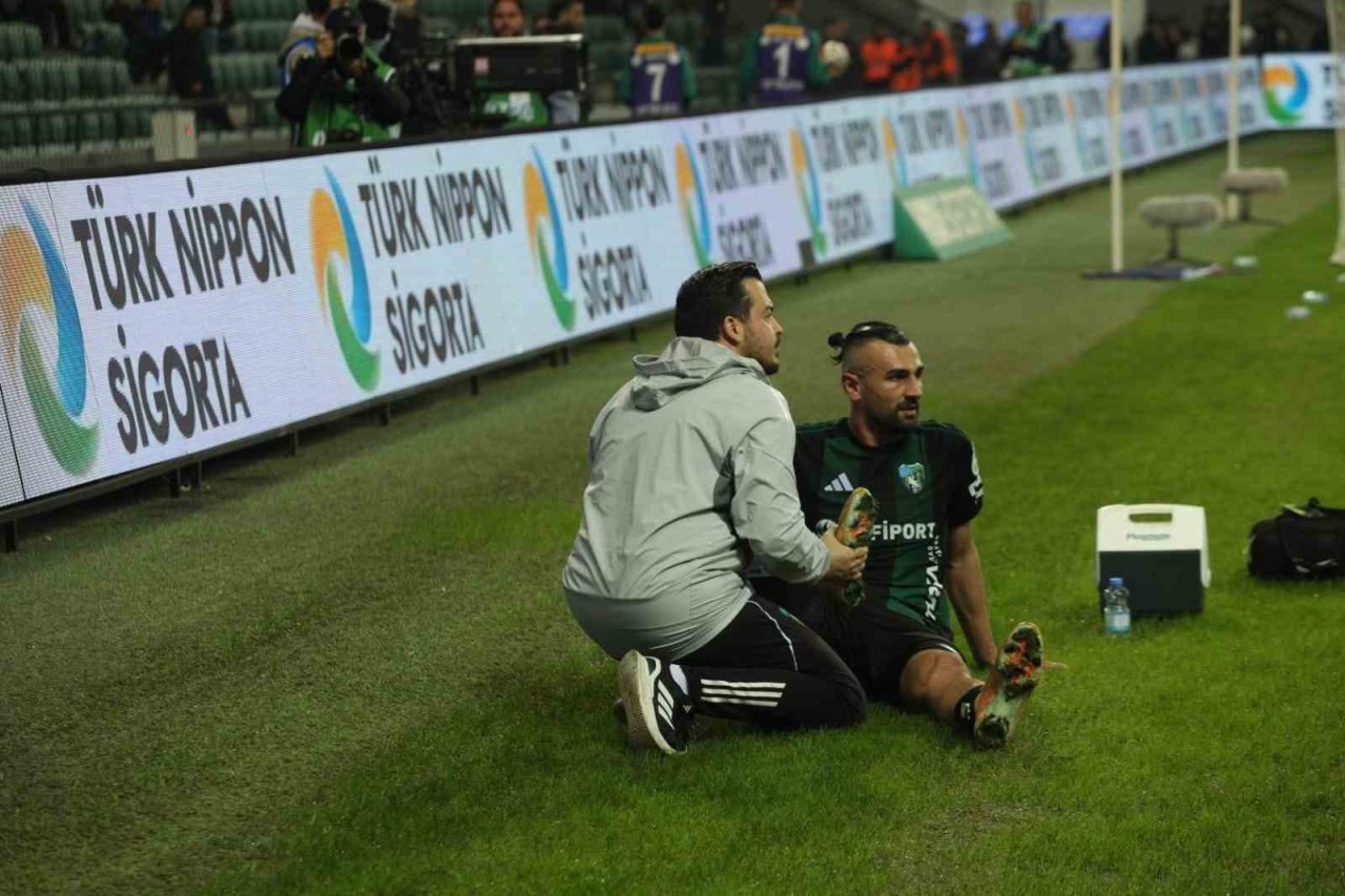 Fenerbahçe-Galatasaray derbisini tribünden izlediği için tepki çeken ve sosyal medya