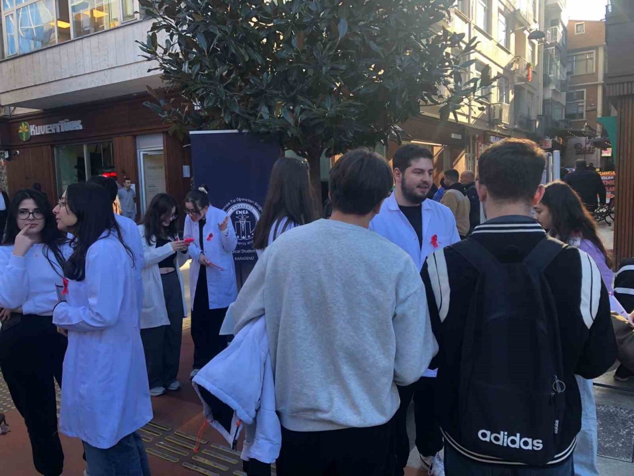 Karadeniz Teknik Üniversitesi (KTÜ) Tıp Fakültesi öğrencileri, AIDS’e karşı toplumda