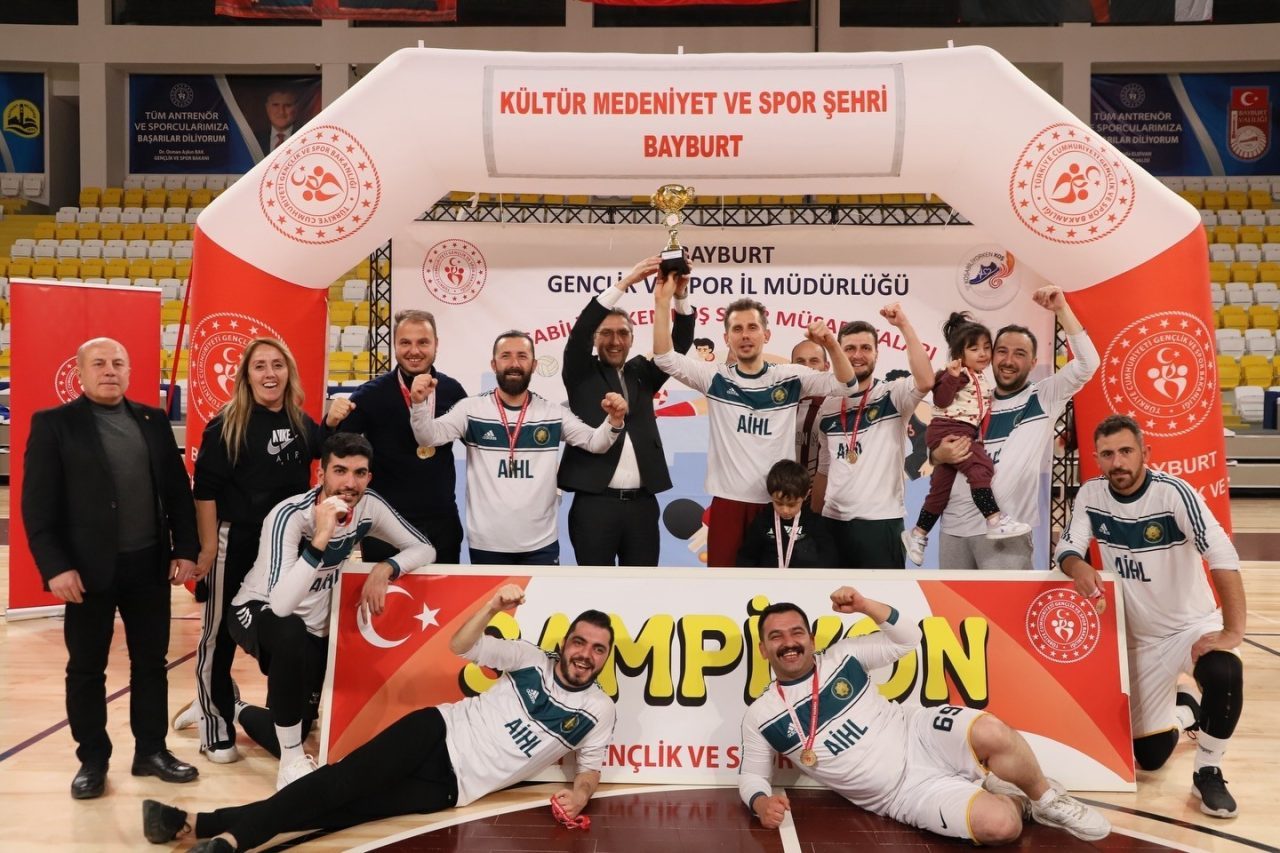 Kurumlar arası voleybol turnuvasında Bayburt İl Milli Eğitim Müdürlüğünü temsil
