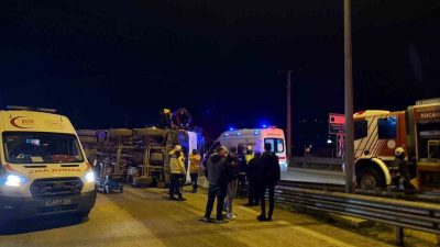 Kocaeli’de Kuzey Marmara Otoyolu girişinde beton mikserinin devrilmesi sonucu 2