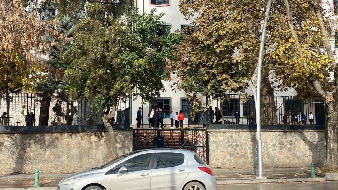 Kocaeli’nin İzmit ilçesinde eğitim gördüğü lisenin 3. katından düşen 15