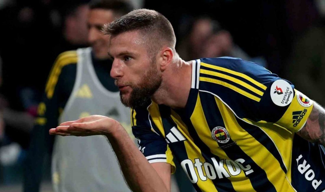 Fenerbahçe Kaptanı Milan Skriniar, Başakşehir maçında fileleri havalandırarak, bu sezonki