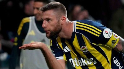 Fenerbahçe Kaptanı Milan Skriniar, Başakşehir maçında fileleri havalandırarak, bu sezonki