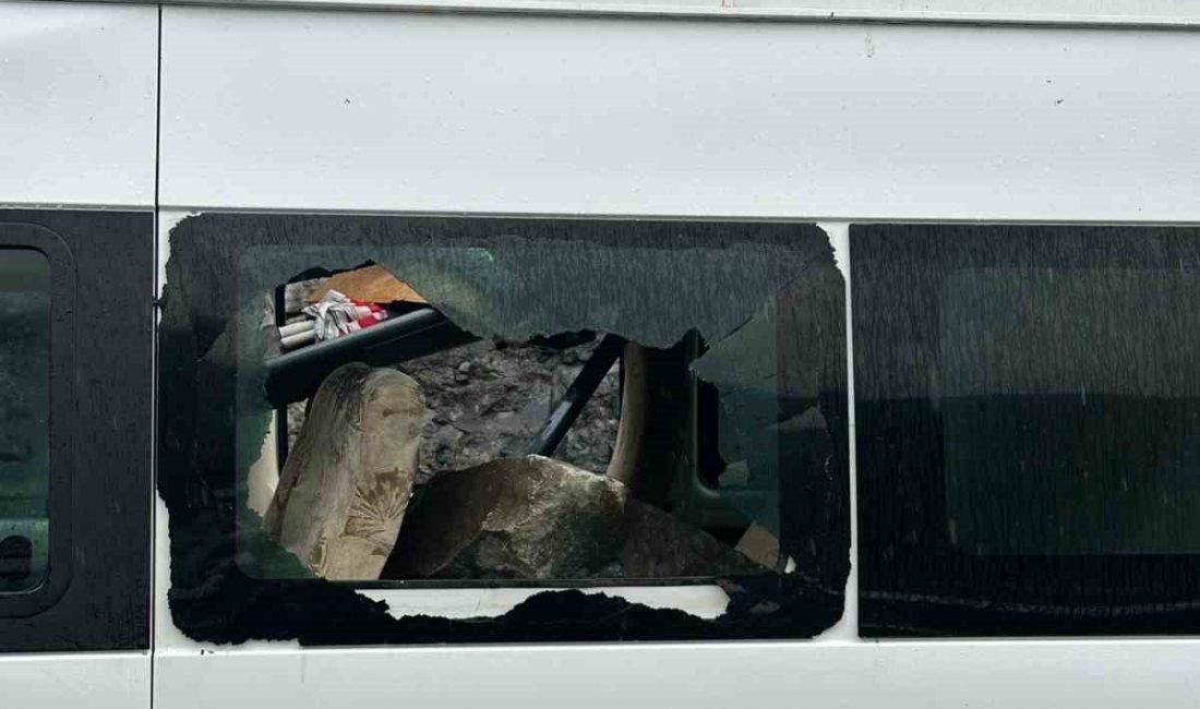 Artvin-Borçka kara yolunda seyir halindeki minibüsün üzerine yamaçtan kopan kaya