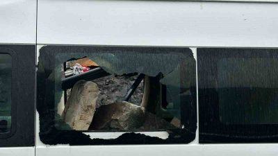 Artvin-Borçka kara yolunda seyir halindeki minibüsün üzerine yamaçtan kopan kaya