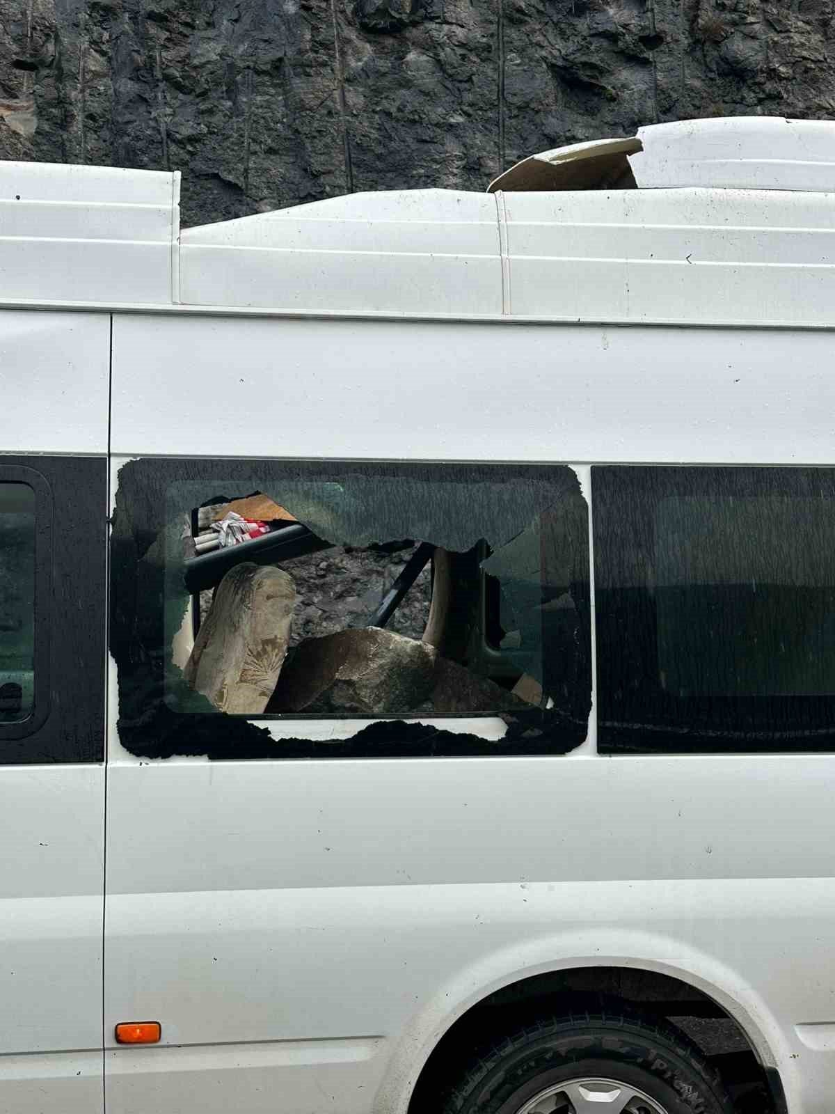 Artvin-Borçka kara yolunda seyir halindeki minibüsün üzerine yamaçtan kopan kaya