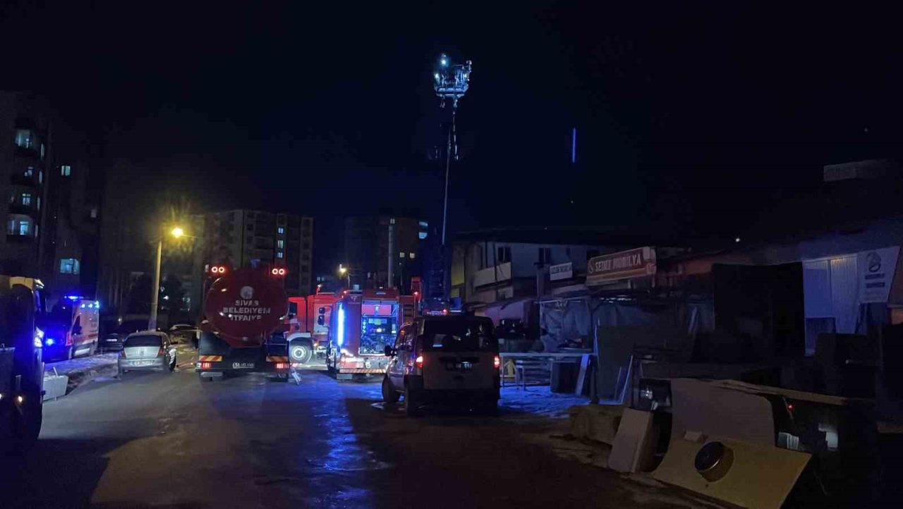 Sivas’ta bir mobilya imalathanesinde çıkan yangın paniğe neden oldu. İtfaiye