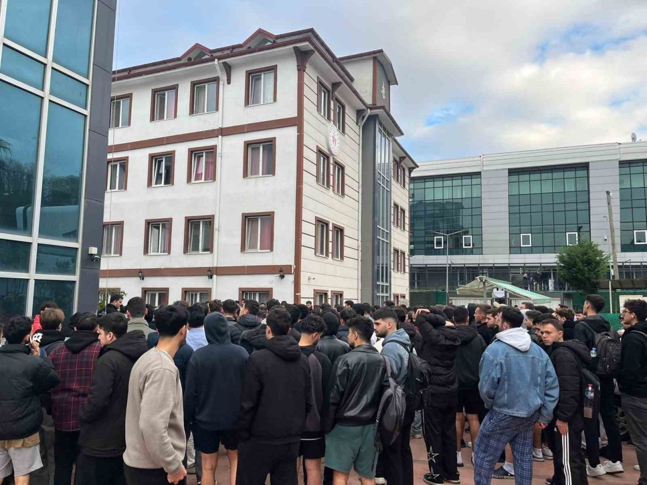 Sinop’ta erkek öğrenci yurdunda çalan yangın alarmı kısa süreli paniğe